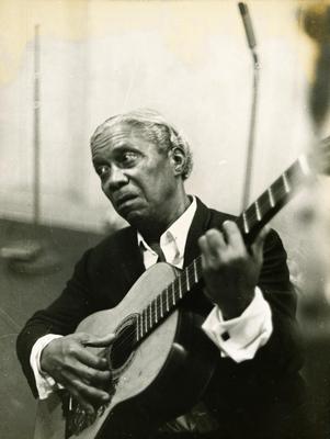 Nelson Cavaquinho com o violão