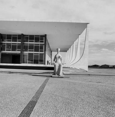 "A Justiça", escultura de Alfredo Ceschiatti