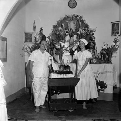 Festa de Cosme e Damião em Centro de Umbanda, à esquerda, Erivelto Martins