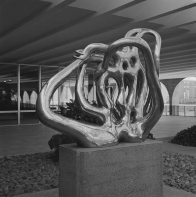 "O Canto da Noite", escultura de Maria Martins, no Salão Nobre