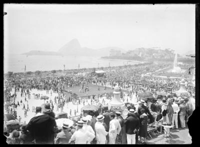 Multidão durante a Exposição Internacional de 1922; ao fundo, o Morro do Pão de Açúcar