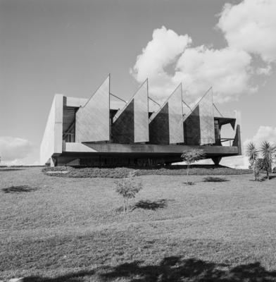 Residência para Ministro de Estado, projetada por João Filgueiras Lima