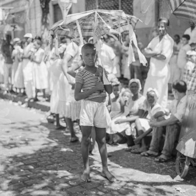 Criança assistindo ao carnaval de rua
