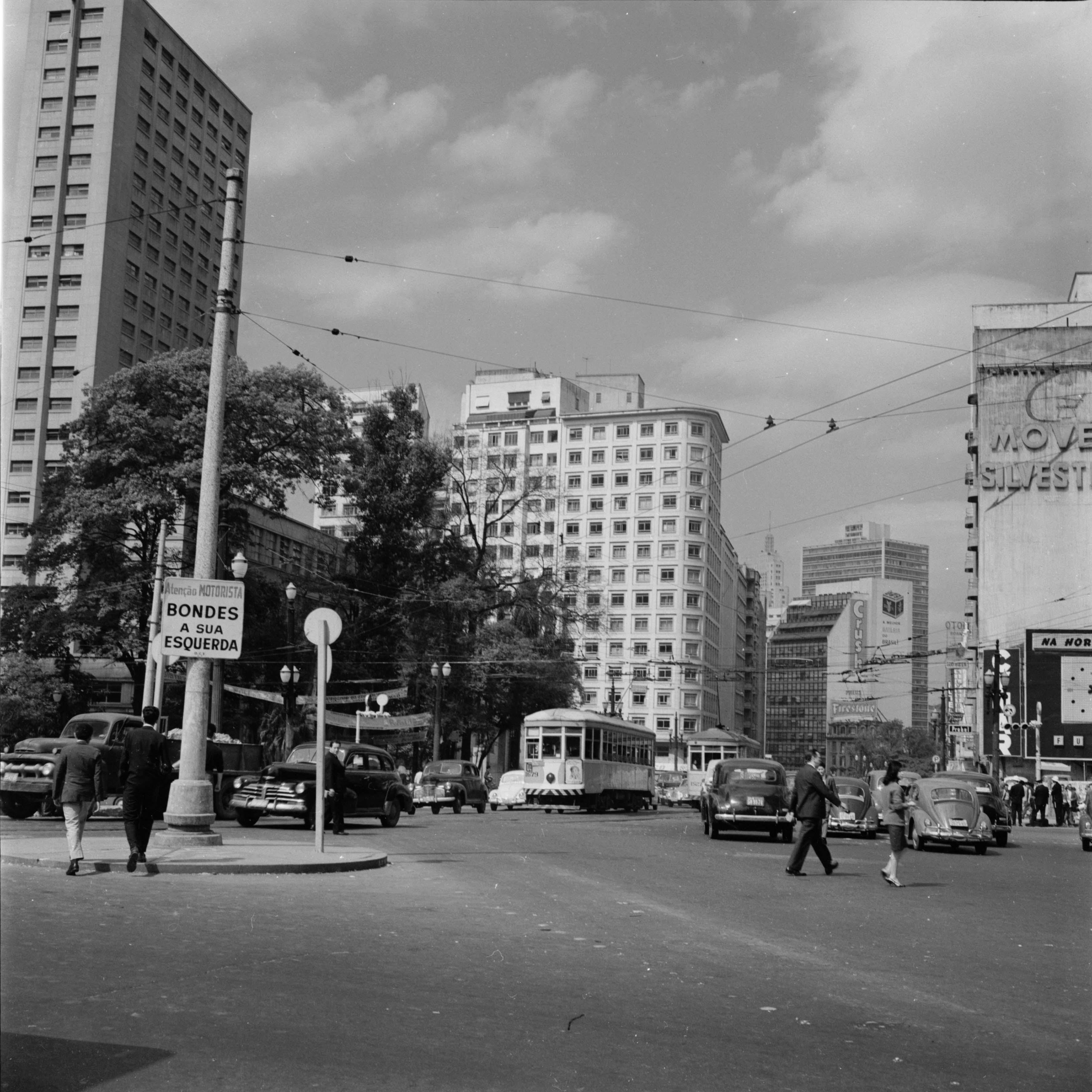 Cruzamento na praça Desembargador Mário Pires
