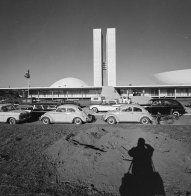 Congresso Nacional, vendo-se a sombra do fotógrafo Marcel Gautherot
