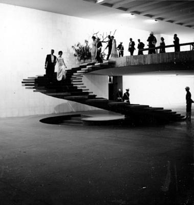 Recepção em homenagem à Rainha Elizabeth II. A escada helicoidal foi projeto dos arquitetos Milton Ramos e Joaquim Cardoso