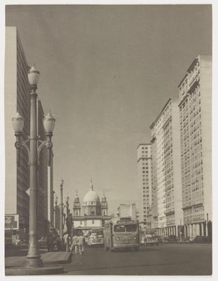 Avenida Presidente Vargas; ao fundo, a Igreja de Nossa Senhora da Candelária