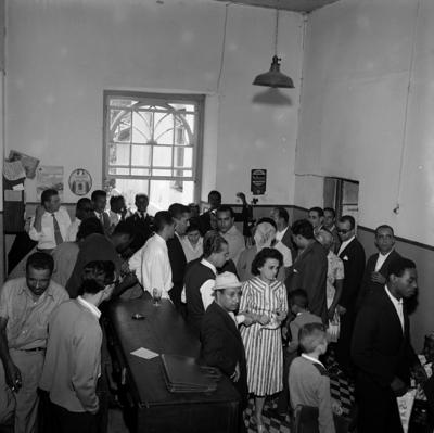 Comemoração, entre os presentes, Newton Teixeira (à direita, segurando copo)