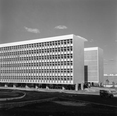 Edifícios residenciais projetados para os Institutos de Aposentadoria e Pensões