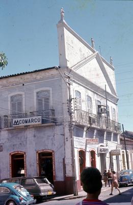 Sobrado com platibanda alta