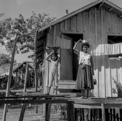 Vila da Barca, palafitas flutuantes, mulheres