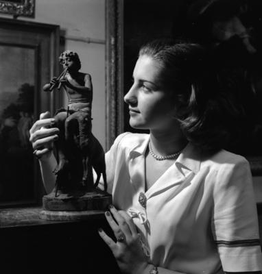 Maria Helena Carvalho e Souza Guimarães Lello em Baile de Debutantes no Copacabana Palace