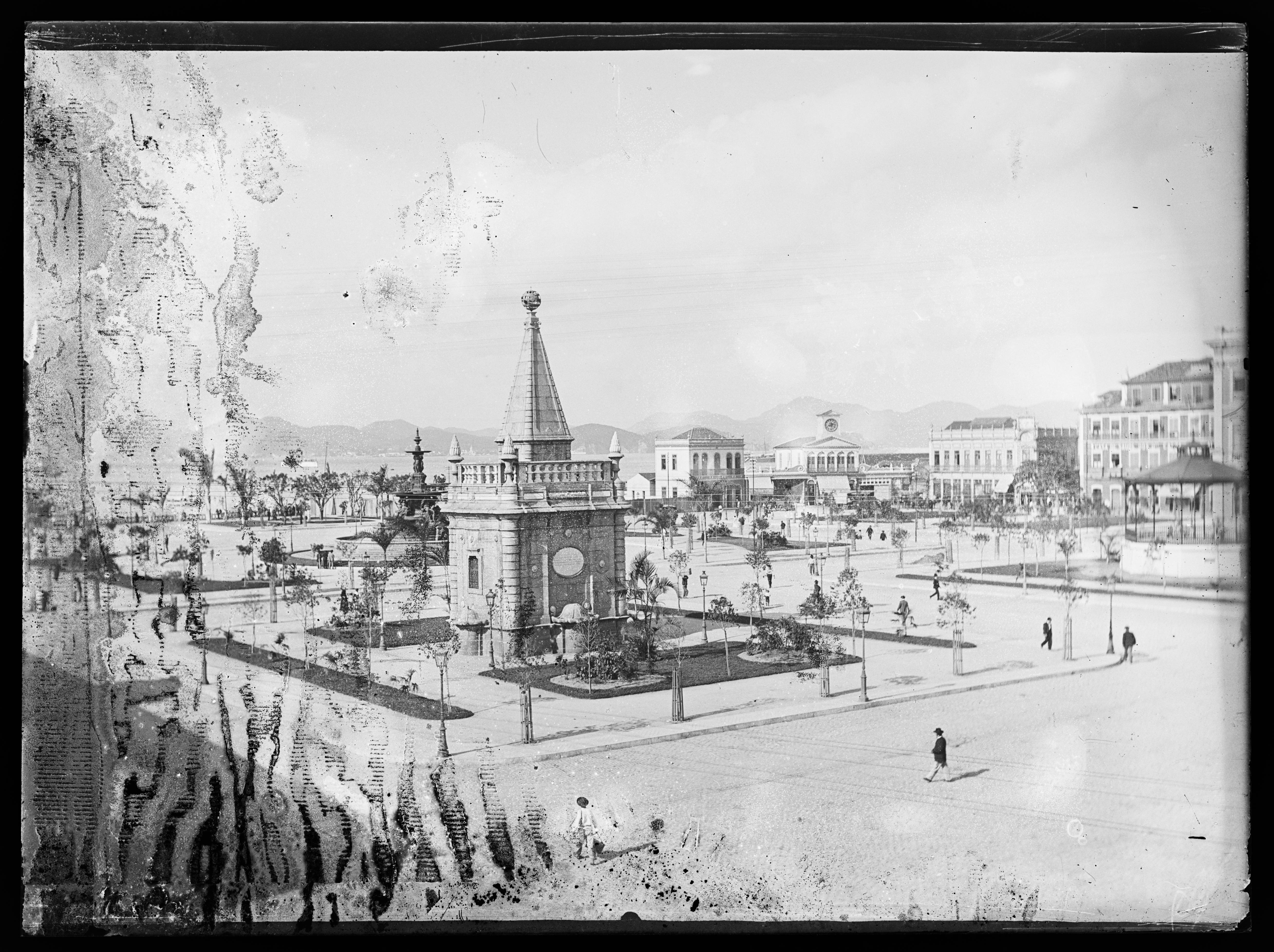 Vista da Praça XV de Novembro; em destaque o Chafariz do Mestre Valentim