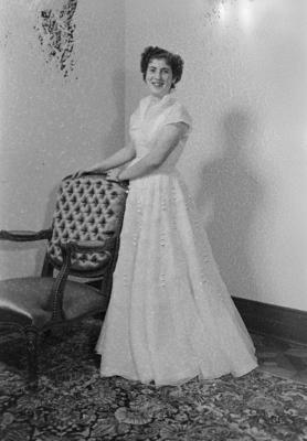 Tania Mahfuz com vestido baile