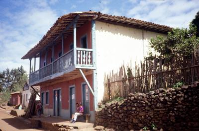 Sobrado com varanda corrida