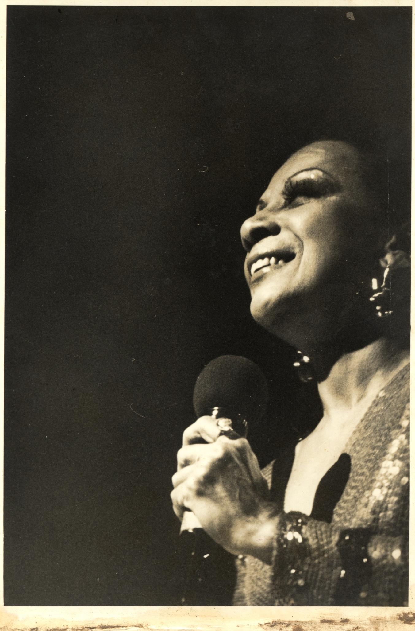 Elizeth Cardoso ao microfone