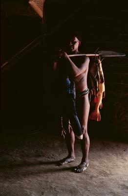 Série Xingu - Homem carrega animais