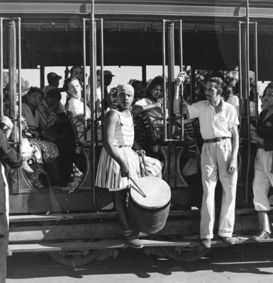 Bonde no carnaval lotado de foliões