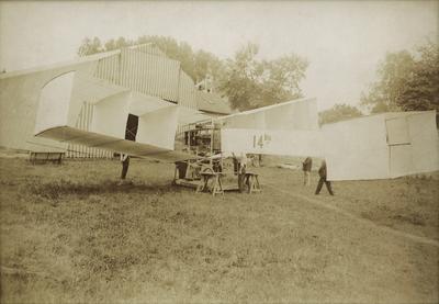 O 14 Bis, de Alberto Santos Dumont, no Campo de Bagatelle