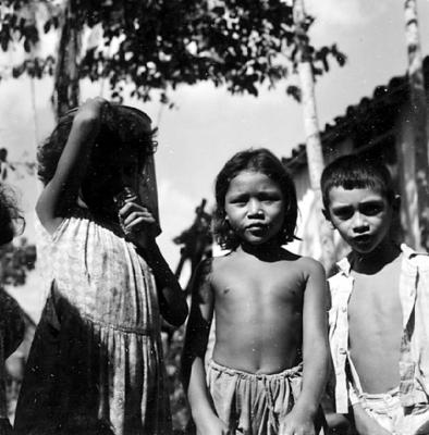 Vila da Barca, palafitas flutuantes, crianças