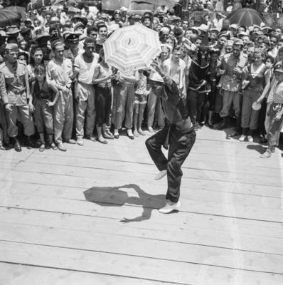 Passista de frevo no carnaval de rua de Recife