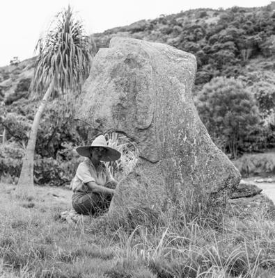 Mulher posando no Sítio Burle Marx