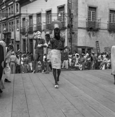 Homem fantasiado de mulher no carnaval