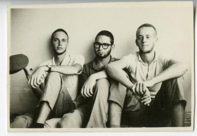 Alunos da UNB ao receberem a notícia do golpe militar através de rádio.