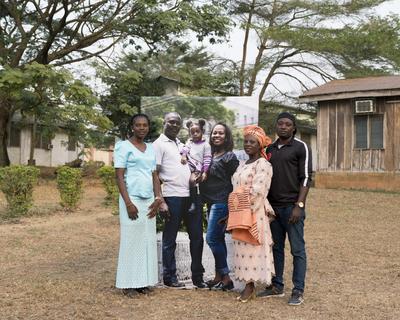 Lanre com sua família em Ibadan