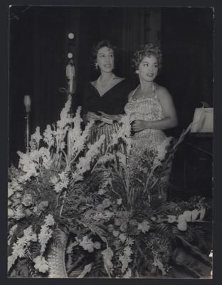 Yara Salles e Ângela Maria ao microfone