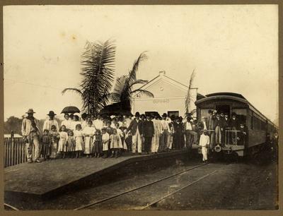 População de Ourinho despedindo-se da comitiva