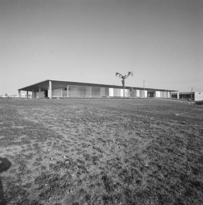 Cidade Universitária da Universidade de Brasília, vendo-se a sombra do fotógrafo Marcel Gautherot
