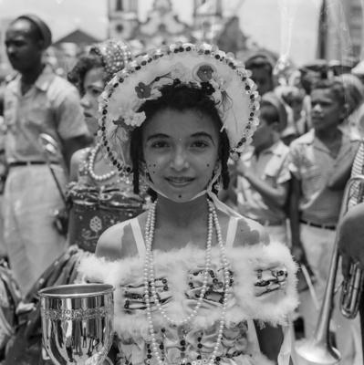 Crianças desfilando em agremiações carnavalescas