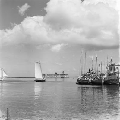 Embarcações com Forte de São Marcelo ao fundo