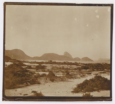 Residência da família Barreira Vianna; ao fundo, o Morro do Pão de Açúcar e a Praia de Copacabana