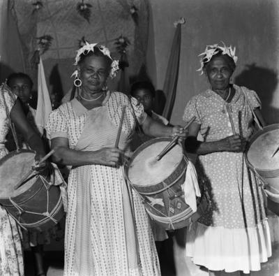 Tambor do Divino Espírito Santo, caixeiras