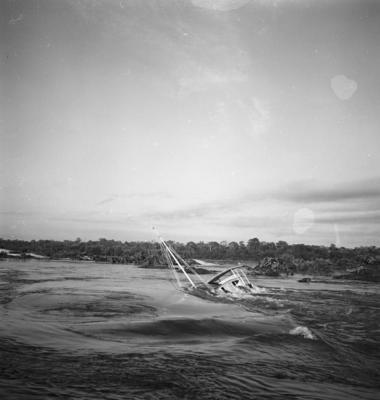 Série "Estrada de Ferro Tocantins", barco naufragado