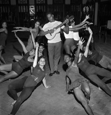 Haroldo Costa à frente do elenco de "Orfeu da Conceição"