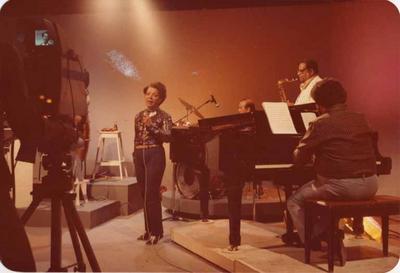 Elizeth Cardoso ao microfone