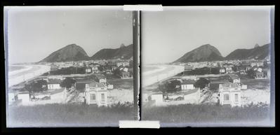 Vista de Copacabana; ao fundo, o Morro do Cantagalo