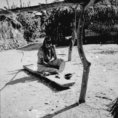 Mulher do povo Karajá confeccionando bonecas de cerâmica chamadas  Ritxòkò