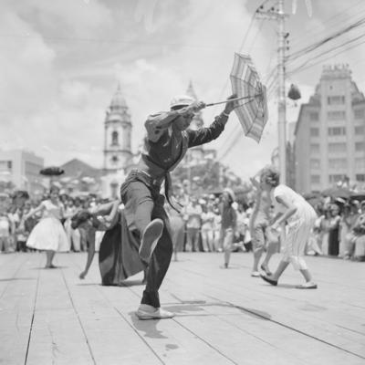 Passista de frevo em frente à Igreja Matriz do Santíssimo Sacramento de Santo Antônio