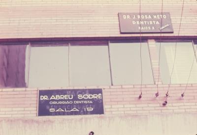 Fachada de prédio com anúncios de dentistas