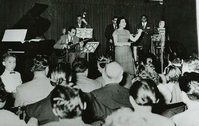 Dolores Duran ao microfone