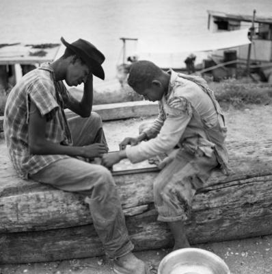 Meninos jogando damas às margens do Rio São Francisco