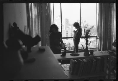 Luiz Carlos Ripper e Lena, na casa de Jorge, antes de viagem para locações do filme do Caca Diegues