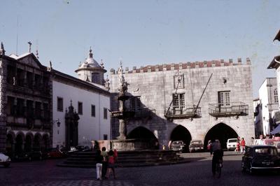 Igreja da Misericórdia e Câmara Municipal (à esquerda)