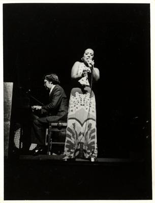 Elizeth Cardoso ao microfone