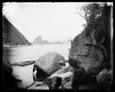 Vista da Baía de Guanabara e do Morro do Pão de Açúcar; tomados de Niterói