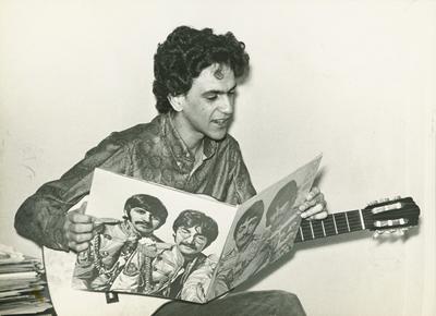 Caetano Veloso com foto dos Beatles